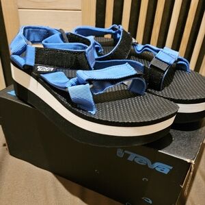 Teva Flatform Universal Women's size 6 sandals
